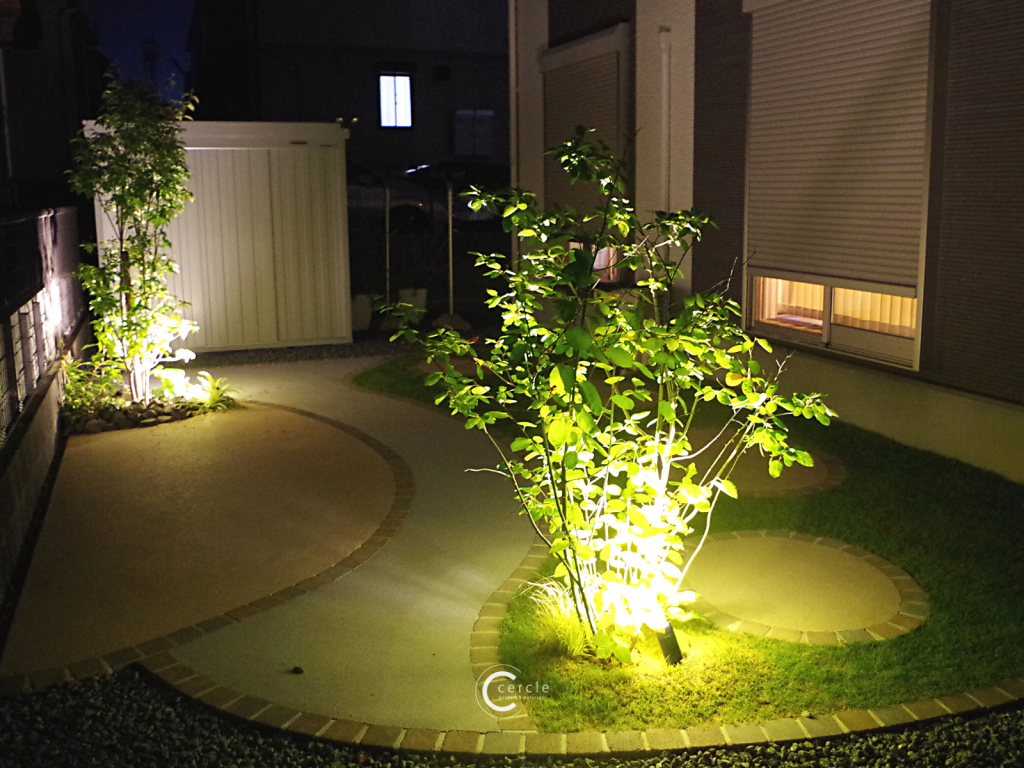 【鈴鹿市】夜はライトアップで見て楽しむお庭に変わるドッグラン